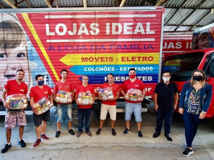 Funcionários das Lojas Ideal recebem cestas básicas de Páscoa