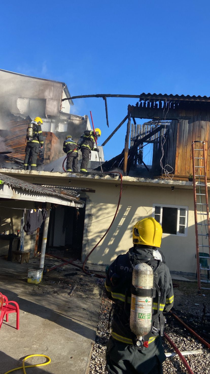 Incêndio destrói segundo andar de residência em Palhoça