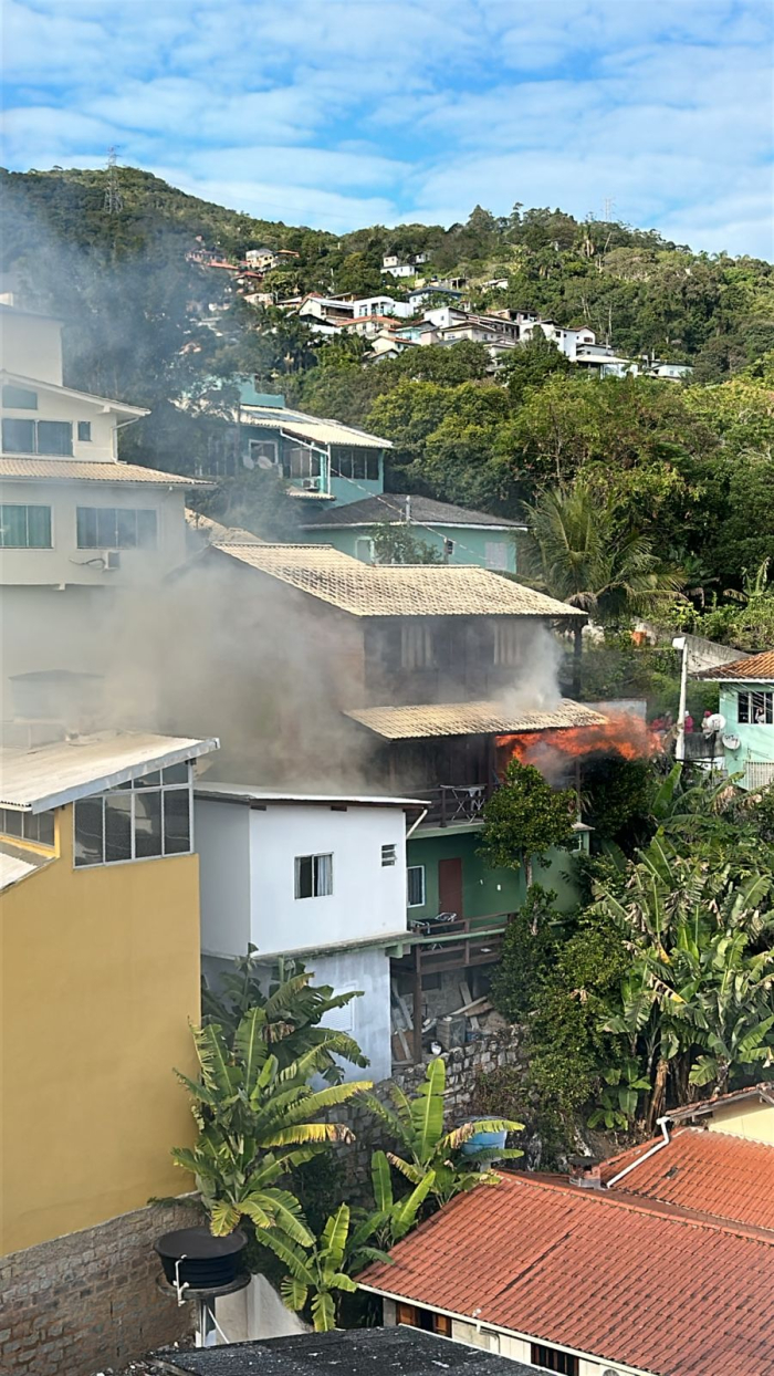 Incêndio atinge residência multifamiliar no bairro Pantanal, em Florianópolis