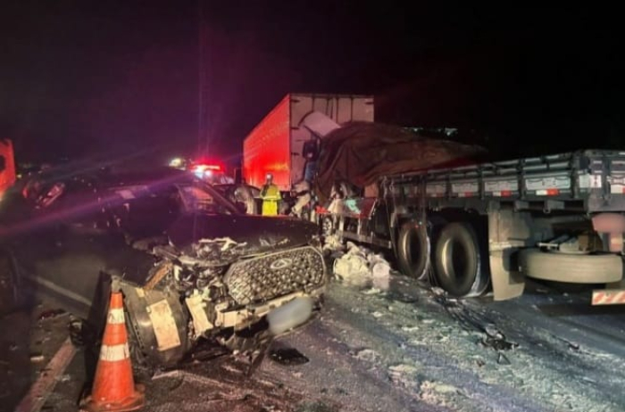 Motorista morre em engavetamento com cinco veículos na BR-101 em Joinville