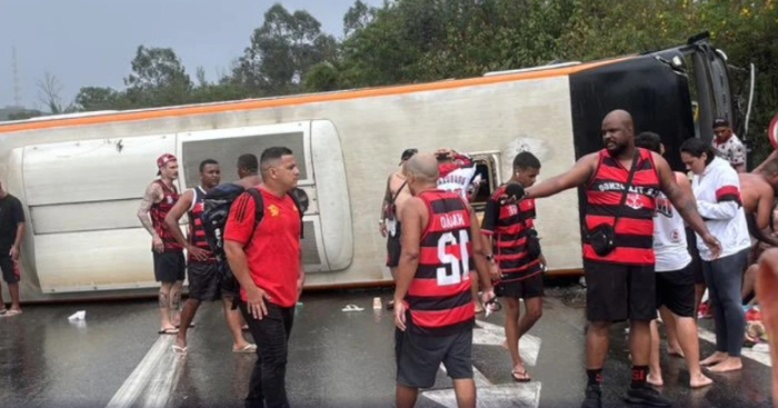 Ônibus com torcedores do Flamengo tomba em Barra Mansa e deixa dezenas de feridos