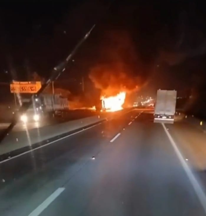 Acidente entre carretas provoca bloqueio total da BR-101 em Tijucas