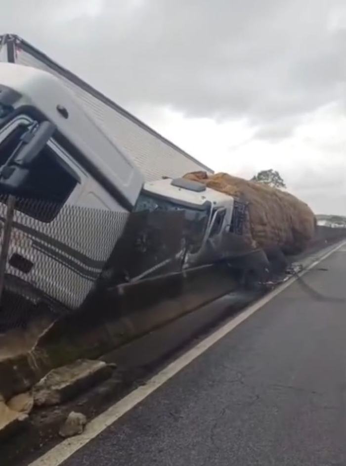 Colisão entre caminhões deixa três feridos leves na BR-101, em Garuva