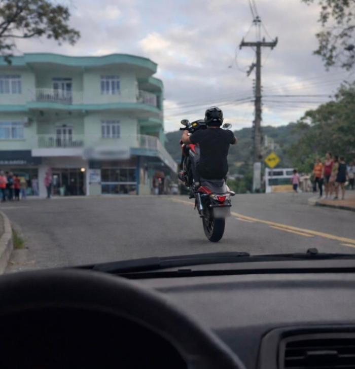 Homem é preso em flagrante por manobras perigosas com motocicleta em Alfredo Wagner