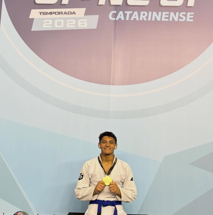 Bryan Dalprá é campeão absoluto do Circuito Mormaii em Blumenau