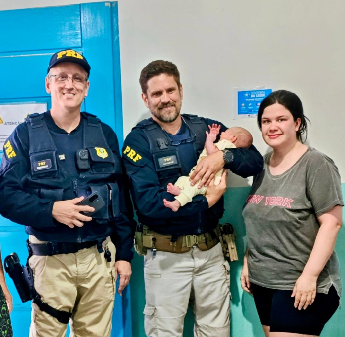 Policiais da PRF salvam recém-nascida engasgada na BR-101 em Barra Velha