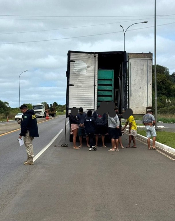 PRF flagra trabalhadores sendo transportados em baú de caminhão na BR-282; um tinha mandado de prisão por estupro de vulnerável
