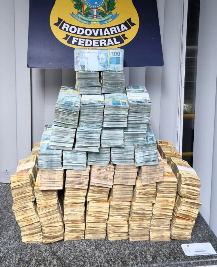 PRF apreende cerca de R$ 2 milhões escondidos em porta-malas de carro na BR-101