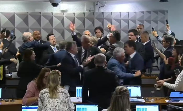 CPMI do INSS aprova quebra de sigilo de Lulinha e sessão termina em tumulto no Congresso