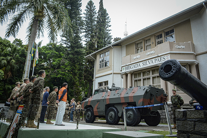 Exército entrega blindado Urutu à Polícia Militar de Santa Catarina para operações de alto risco