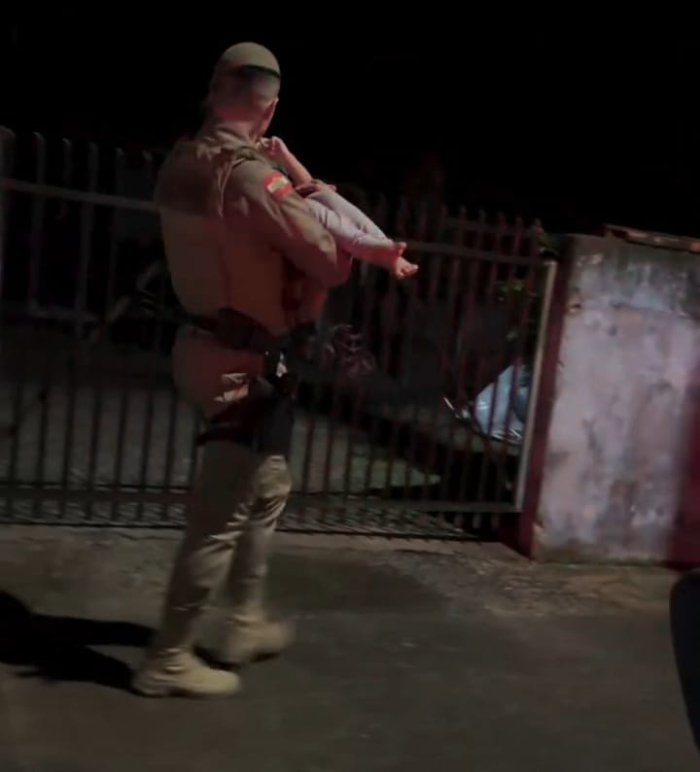 Criança de 4 anos é encontrada sozinha na rua durante a madrugada e é resgatada pela Polícia Militar