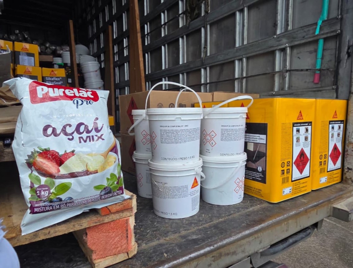 Fiscalização da PRF encontra carga de alimentos junto a substâncias perigosas na BR-101