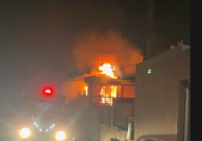 Incêndio atinge casa de dois andares em Capoeiras durante a madrugada