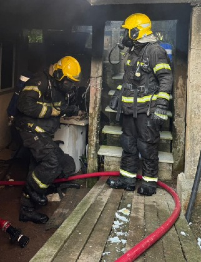 Incêndio em residência assusta moradores no bairro Capoeiras, em Florianópolis