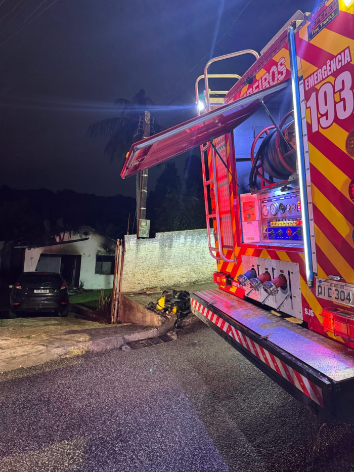 Incêndio atinge residência no bairro Roçado, em São José, e mobiliza bombeiros na madrugada