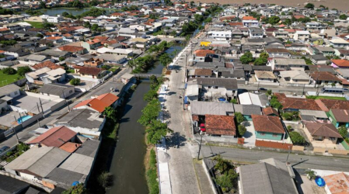 Prefeitura de Biguaçu licita construção de passarelas de concreto sobre o Rio Caveiras, no bairro Saveiro