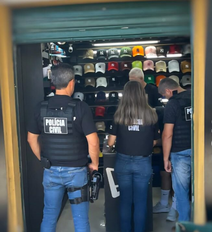 Polícia Civil apreende mais de 1.000 produtos falsificados no Camelódromo de Florianópolis