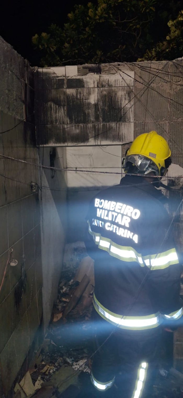 Incêndio destrói restaurante na Praia do Matadeiro, em Florianópolis