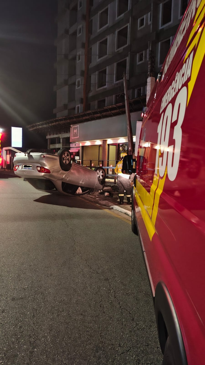 Acidente com capotamento é registrado na noite de sábado em São José