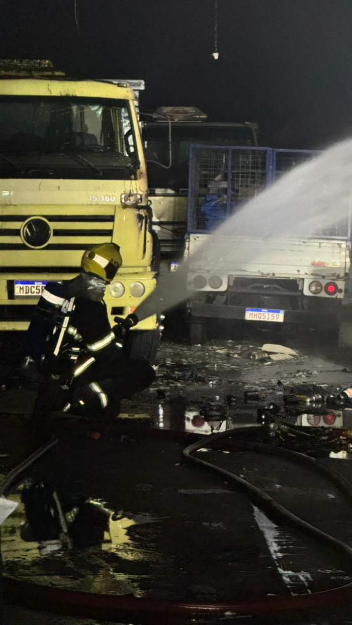 Incêndio em série assusta moradores e mobiliza bombeiros em Palhoça