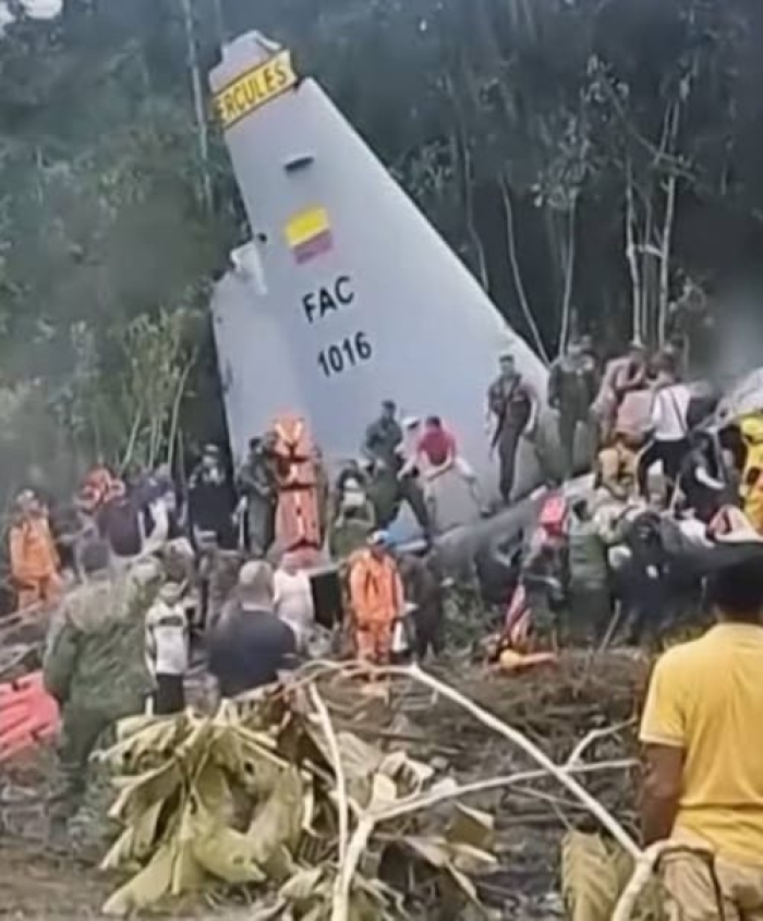 Avião militar com 125 pessoas cai na Colômbia e deixa mortos e feridos