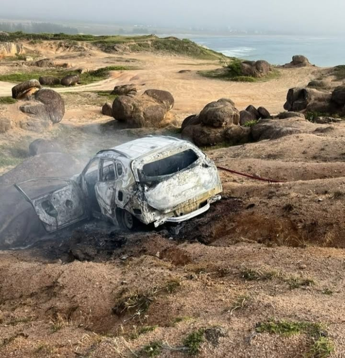 Três são presos por homicídio e ocultação de cadáver após carro incendiado em Laguna
