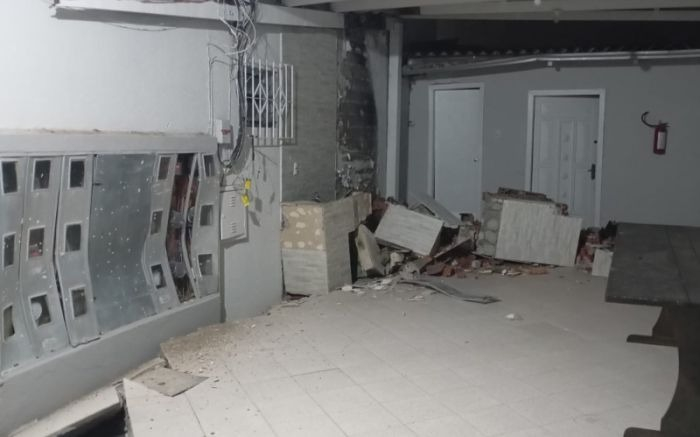 Prédio apresenta afundamento e famílias são retiradas com urgência em Itajaí