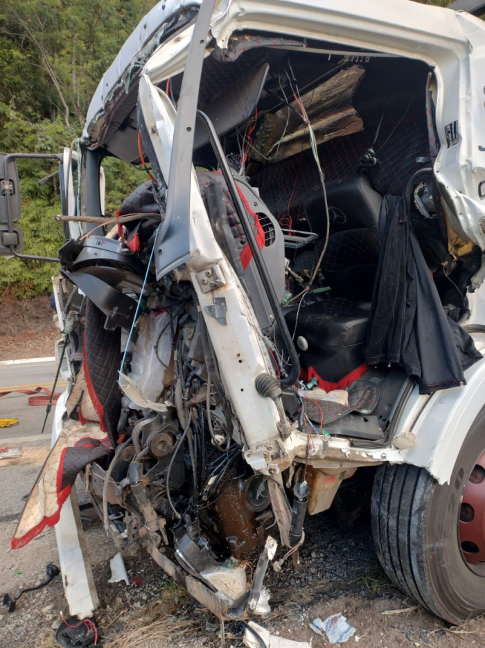 Colisão entre caminhões deixa motorista ferido na BR-282, em Águas Mornas