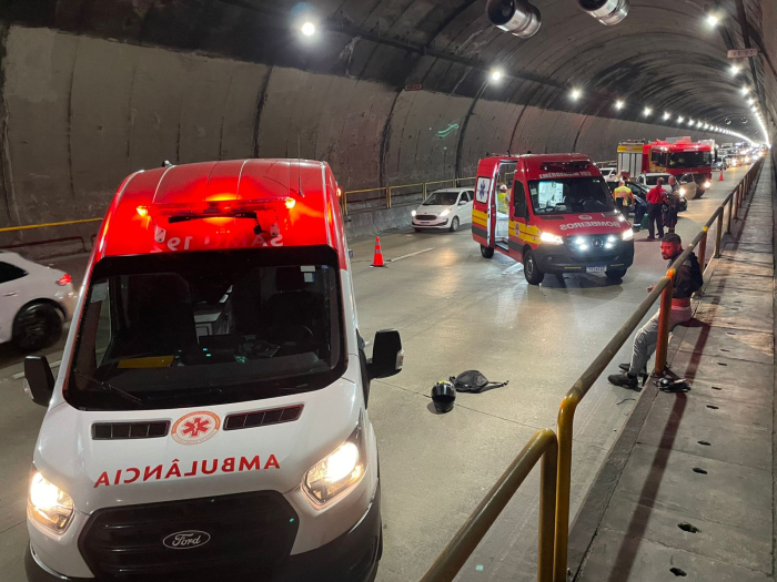Acidente entre carro e moto mobiliza resgate no Túnel Antonieta de Barros