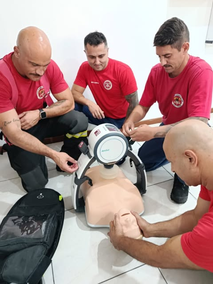 Tecnologia que salva vidas: Bombeiros de Biguaçu recebem compressor torácico automático