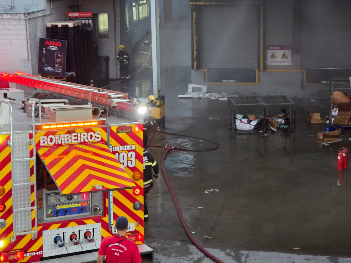 Princípio de incêndio é controlado em depósito no bairro Capoeiras, em Florianópolis