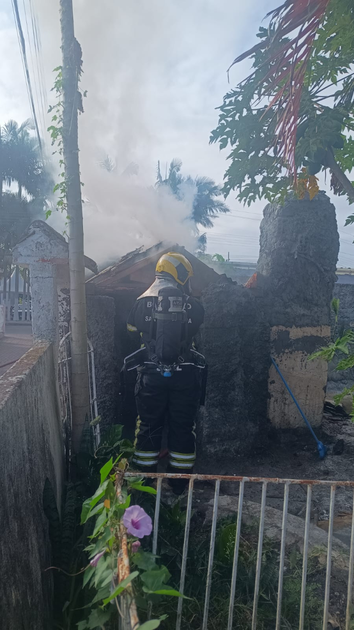Incêndio em depósito é controlado rapidamente e evita danos maiores em Palhoça