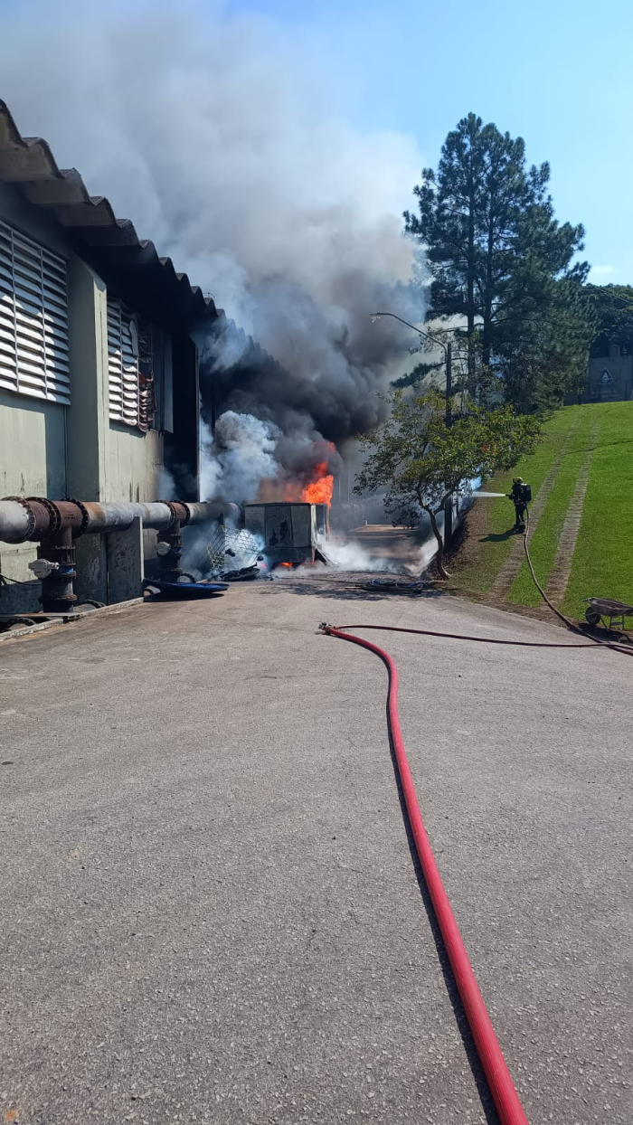 Incêndio em gerador mobiliza bombeiros no bairro Aririú, em Palhoça