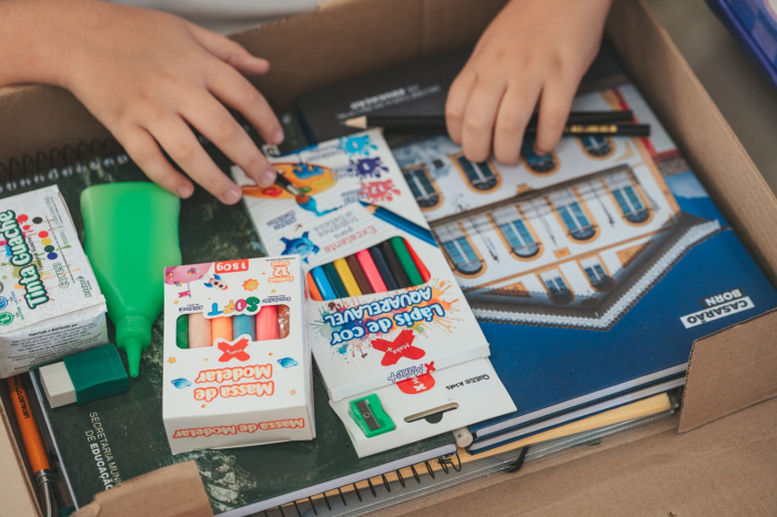 Alunos e equipes da Rede Municipal de Ensino de Biguaçu recebem novos kits escolares