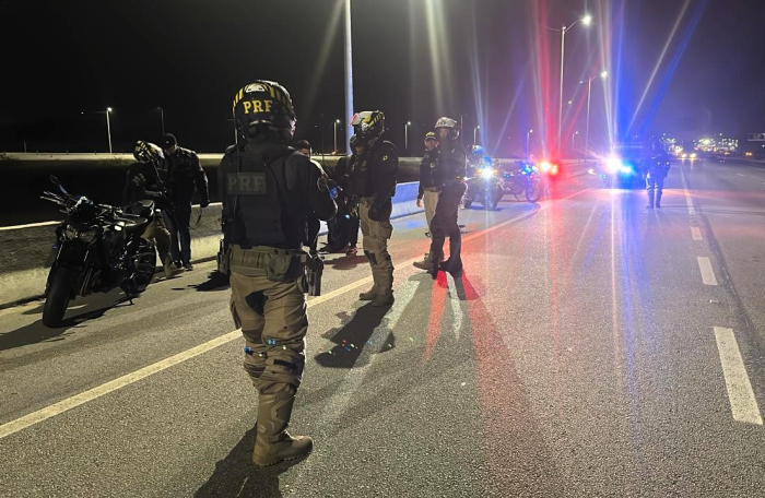 Homens conduzido motos esportivas são presos durante a madrugada na BR-101 em Palhoça