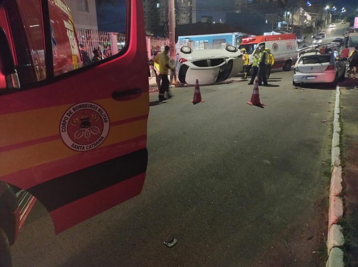 Capotamento após colisão deixa três feridos no bairro Ipiranga, em São José