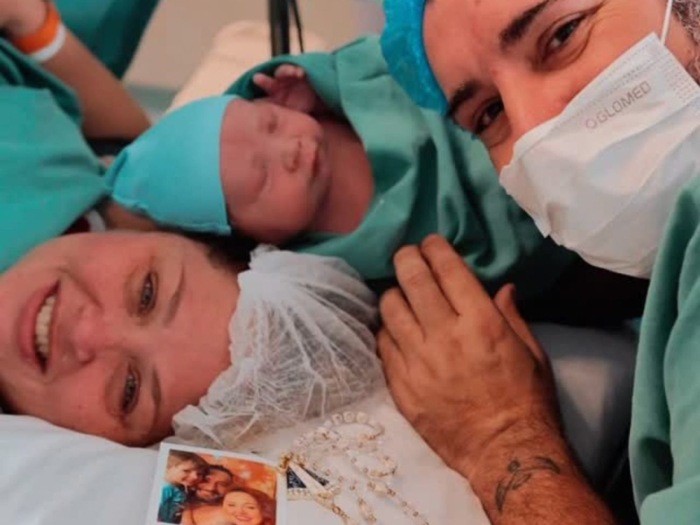 Após tragédia em creche, pais de vítima celebram nascimento de filho e emocionam com relato de superação