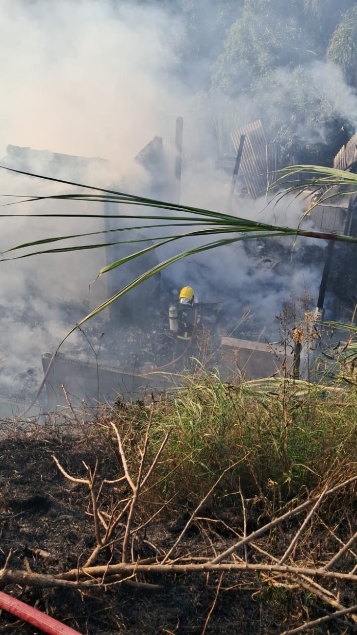 Fogo atingiu residência de madeira na tarde desta segunda-feira (27); criança conseguiu escapar sem ferimentos