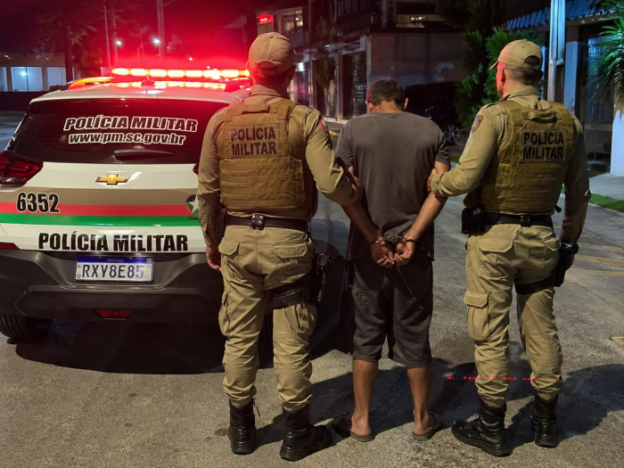 Homem com mandado de prisão é detido durante rondas no Centro de Biguaçu