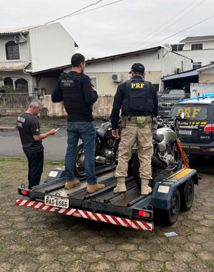 Operação combate rachas e apreende motos na Grande Florianópolis