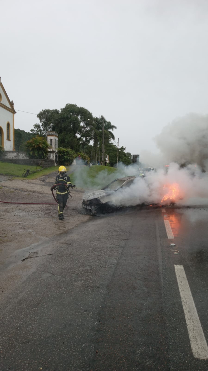 Veículo pega fogo após atingir objeto na BR-101 em Biguaçu