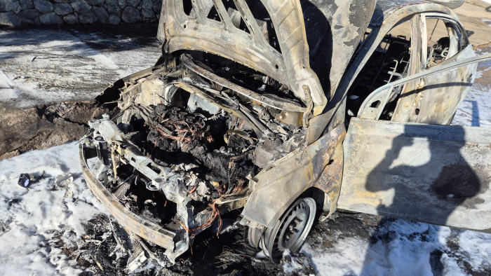 Veículo é destruído por incêndio no bairro Itaguaçu, em Florianópolis