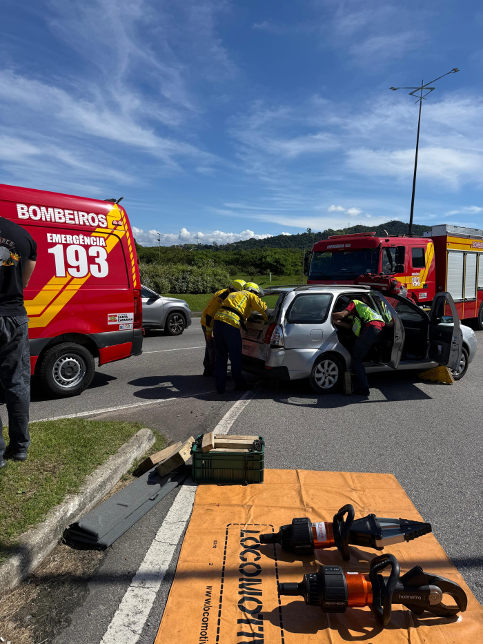 Acidente entre ônibus e carro mobiliza resgate na SC-401, em Florianópolis
