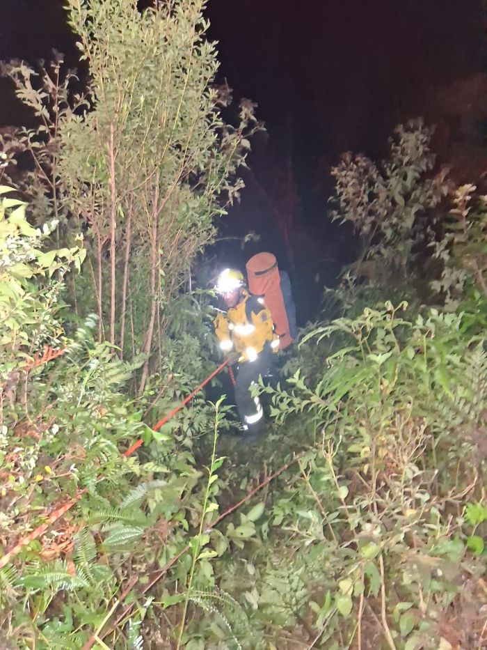 Veículo sai da pista e cai em ribanceira na BR-282 em Rancho Queimado