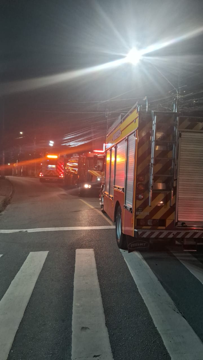 Incêndio atinge lavação de veículos no Itacorubi durante a madrugada em Florianópolis