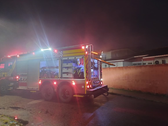 Incêndio em residência mobiliza bombeiros e deixa duas pessoas feridas em São José