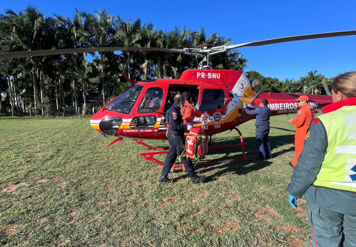 Jovem motociclista fica gravemente ferido após colidir contra poste em Antônio Carlos