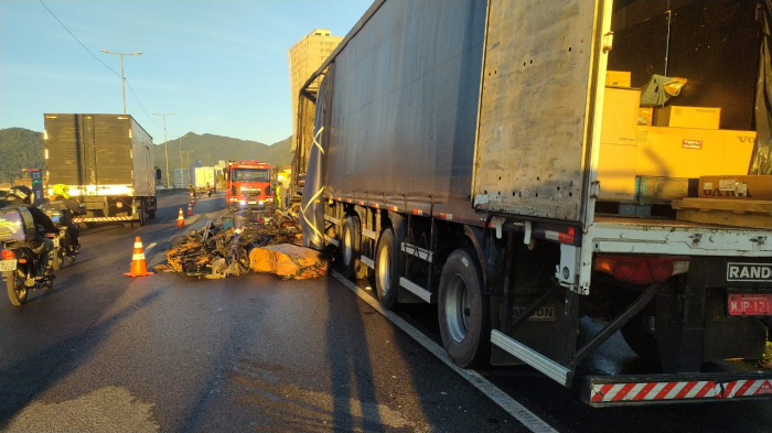 Incêndio em carreta e colisão causam congestionamento na BR-101 em Itapema