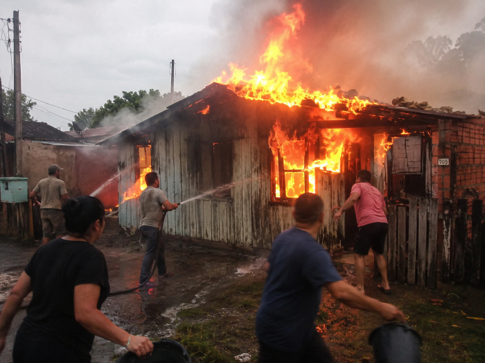Incêndio em residência mobiliza bombeiros em Biguaçu