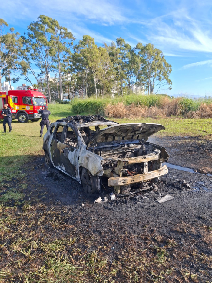 Viatura da Guarda Municipal é incendiada durante abordagem social na Ponta do Coral